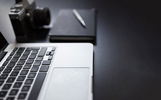 快手博主【霏霏爱拿铁】健身雌性激素没地方放发泄，只好抬起翘臀自慰满足淫欲！